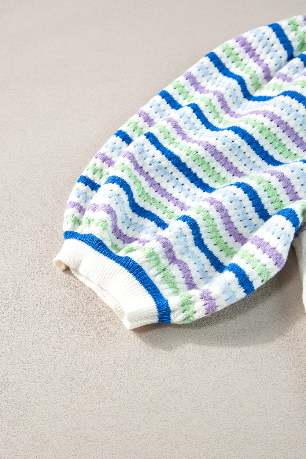 Pull en tricot blanc à rayures et manches bouffantes au crochet