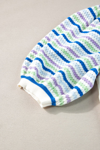 Pull en tricot blanc à rayures et manches bouffantes au crochet