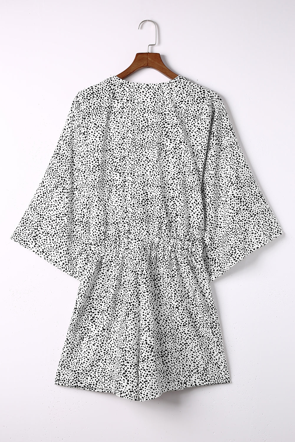 Blusa de guepardo con cuello con volantes y mangas 3/4 de color caqui 