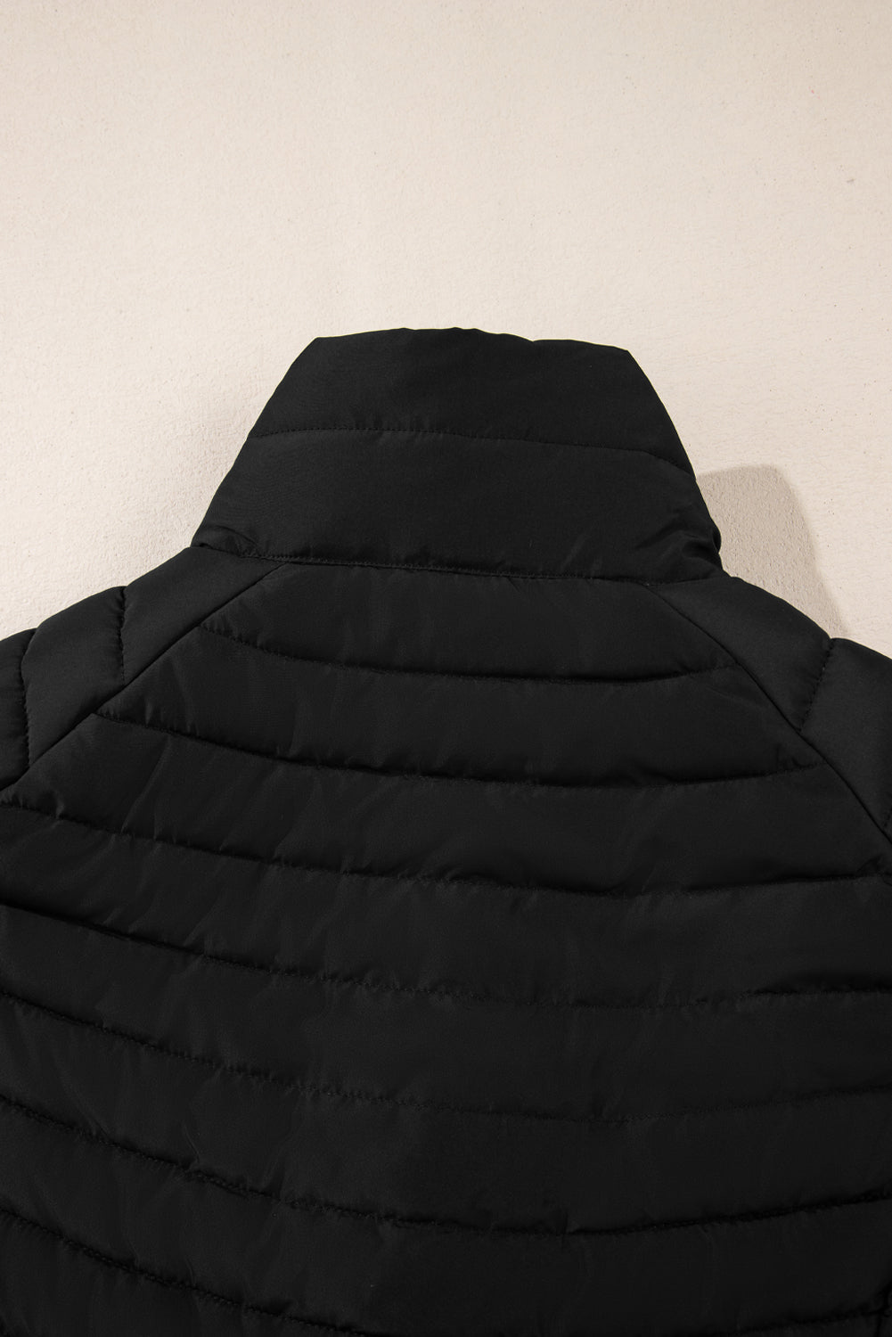 Gilet matelassé zippé à col en peluche noir
