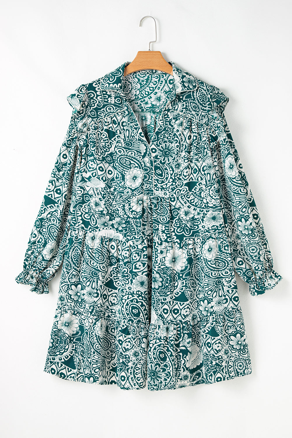 Robe grande taille verte à fleurs et manches à volants, col fendu