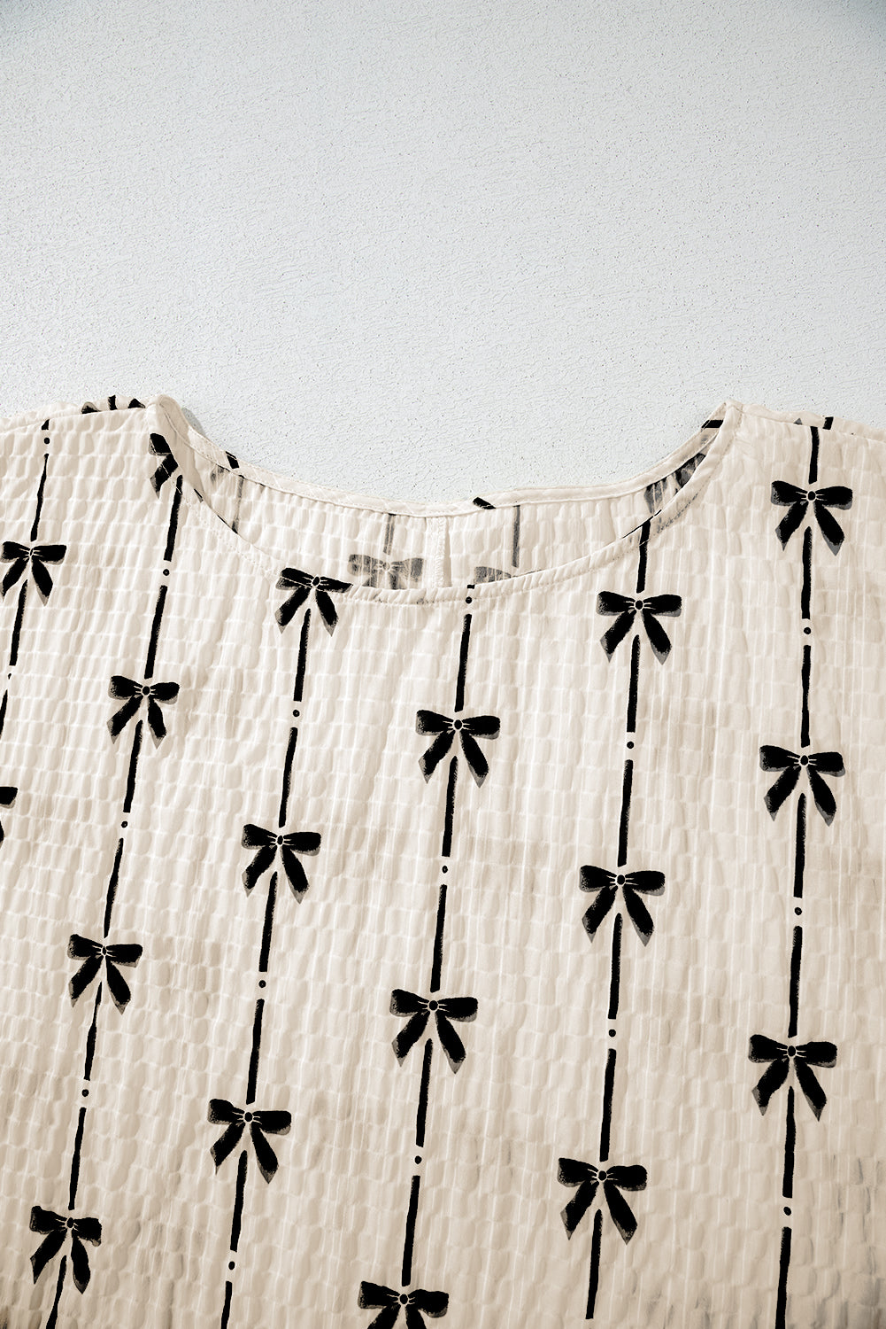 Haut à manches courtes bouffantes et imprimé nœud beige