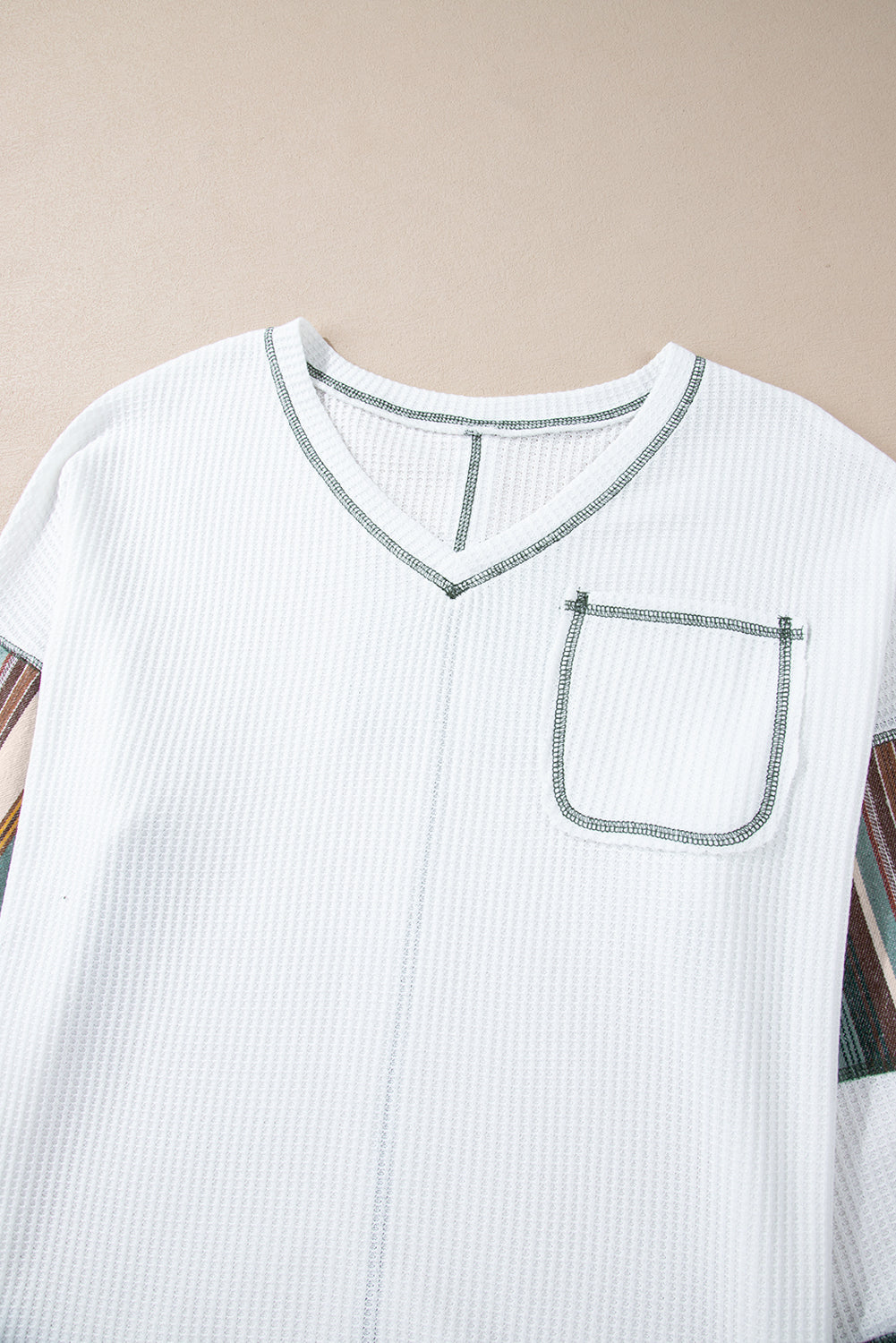 Haut en tricot gaufré à rayures blanches et coutures apparentes