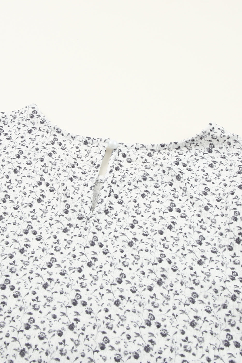 Blusa con mangas de burbuja con volantes arrugados y estampado floral negro 