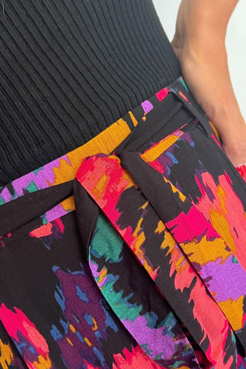 Blusa con mangas abullonadas y cuello en V con estampado de grafiti 