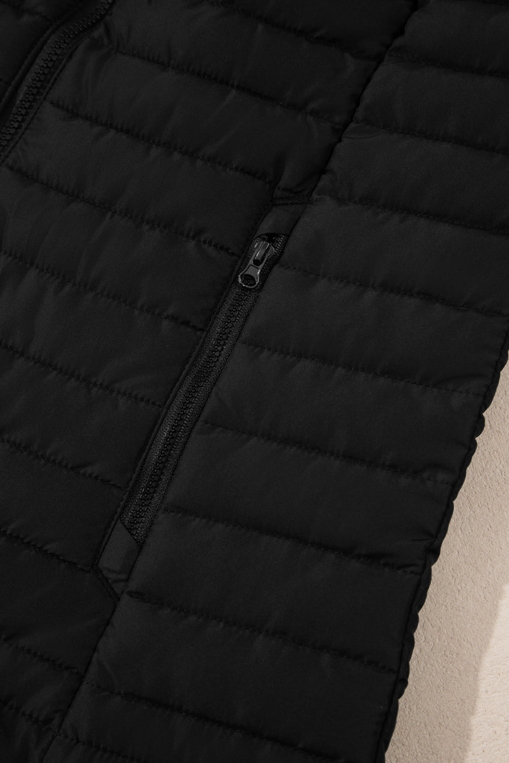 Gilet matelassé zippé à col en peluche noir