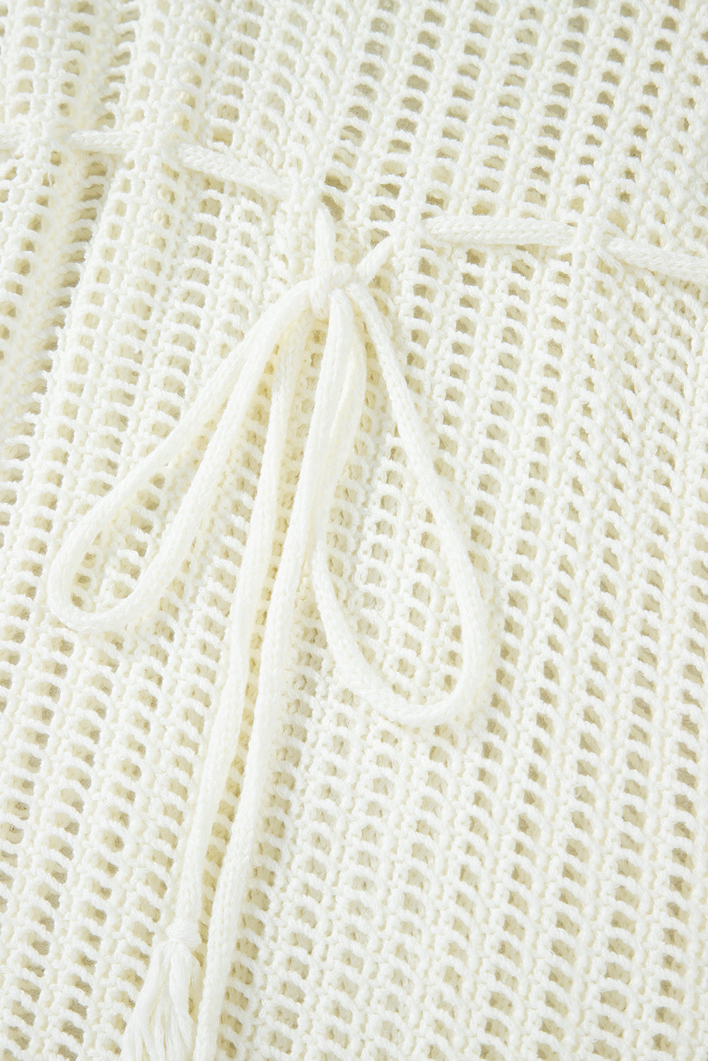 Cache-maillot de plage blanc en résille crochetée avec bords frangés et col en V