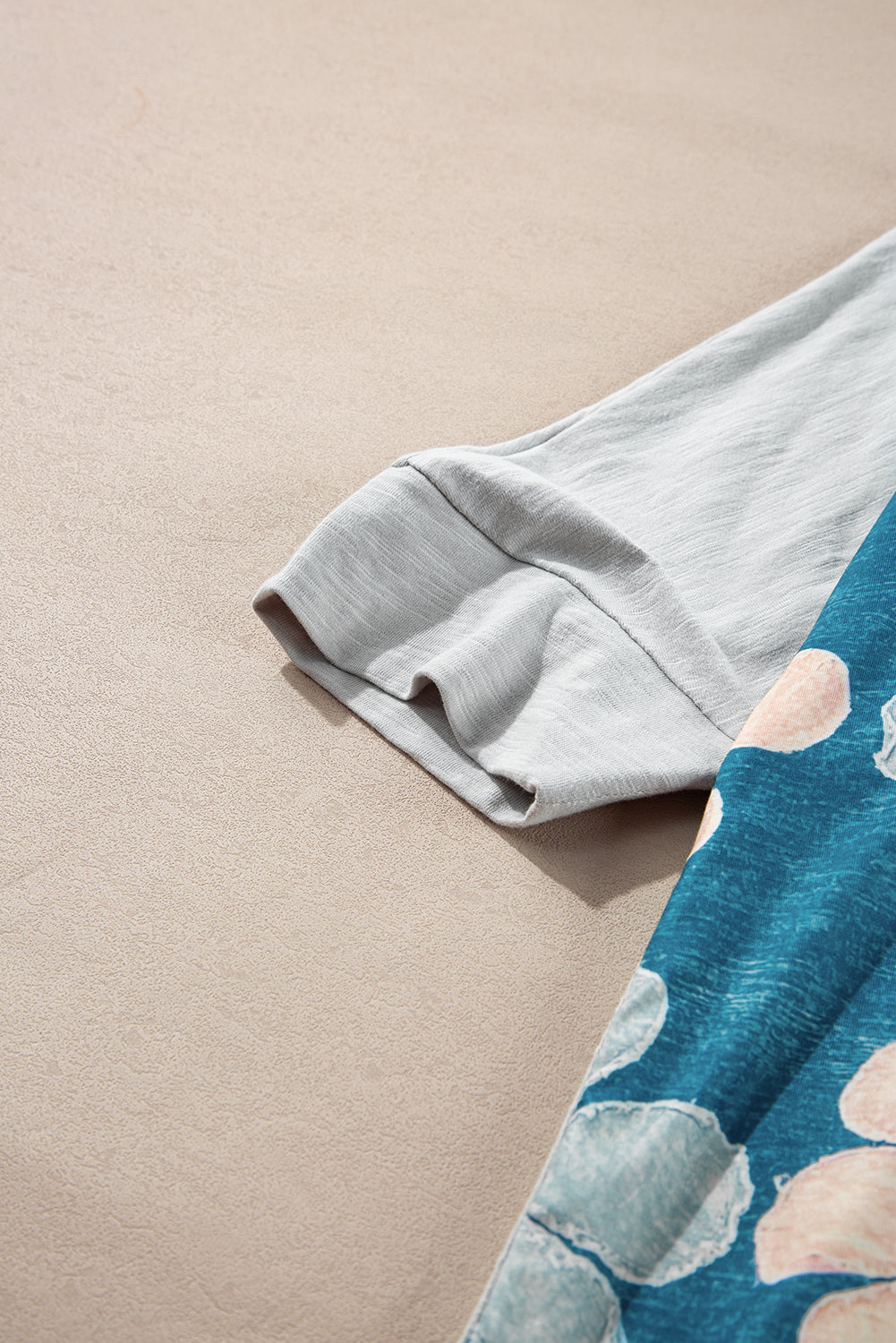 Haut-bas surdimensionné à coutures apparentes et patchwork de fleurs vertes