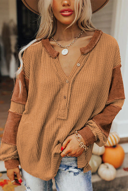 Haut Henley en tricot gaufré blanc brillant avec coutures apparentes et patchs contrastés