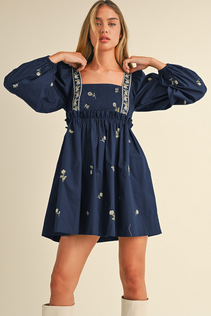 Robe courte bleue brodée de fleurs, col carré, manches bouffantes et volants