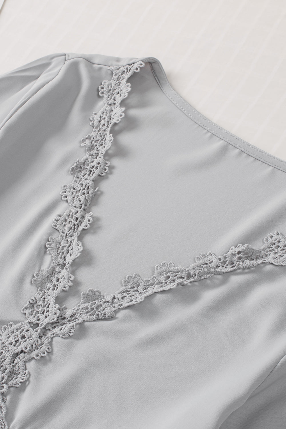 Chemisier à manches cloche et empiècements en crochet