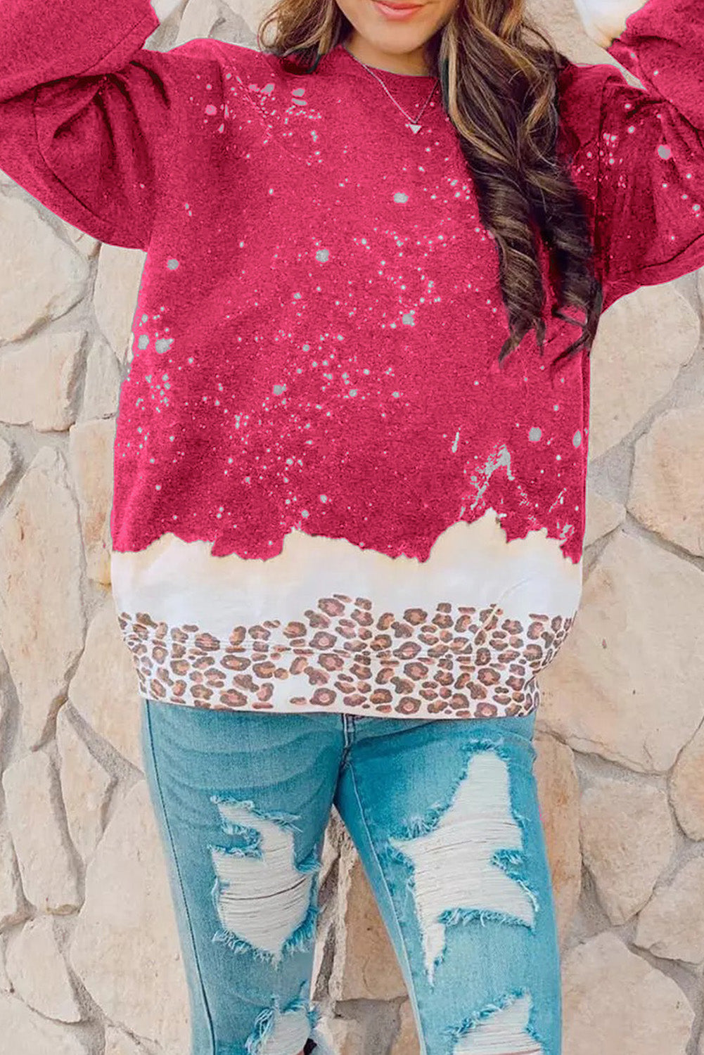 Sudadera blanqueada con estampado de leopardo navideño nevado