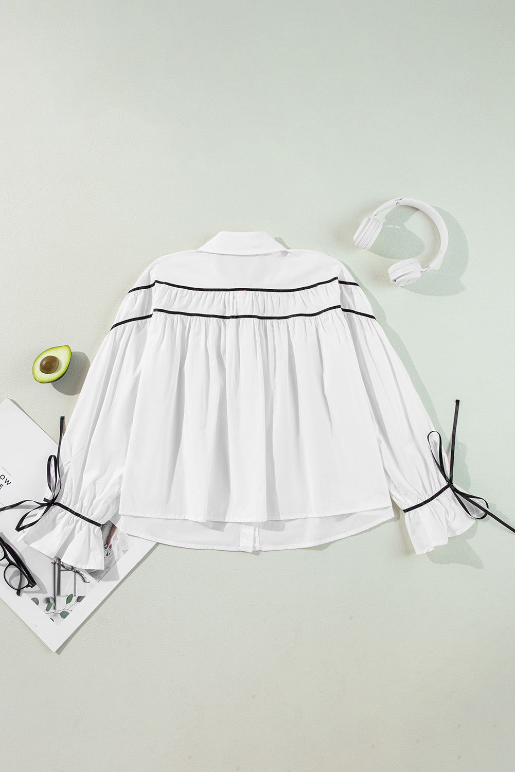 Chemise à manches bouffantes et volants avec col et nœud papillon en ruban passepoilé blanc et noir