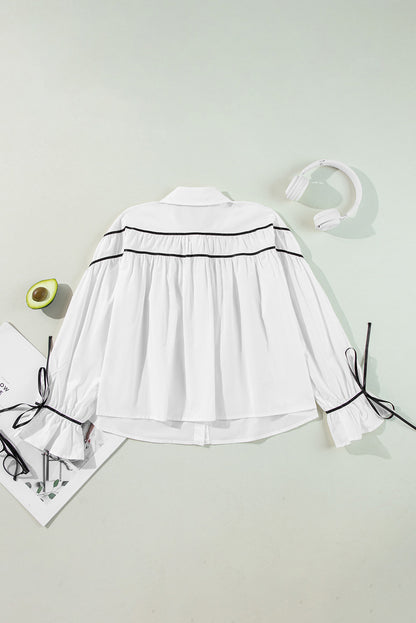 Chemise à manches bouffantes et volants avec col et nœud papillon en ruban passepoilé blanc et noir