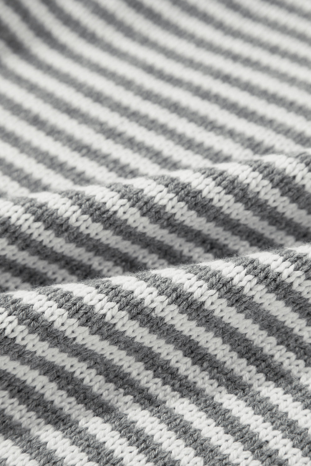 Pull à rayures grises et épaules tombantes texturées géométriques