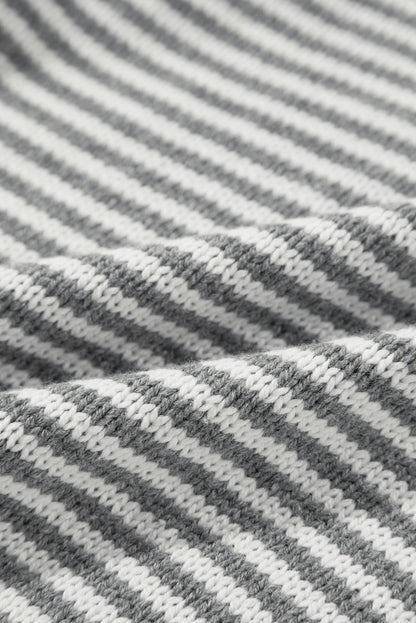 Pull à rayures grises et épaules tombantes texturées géométriques