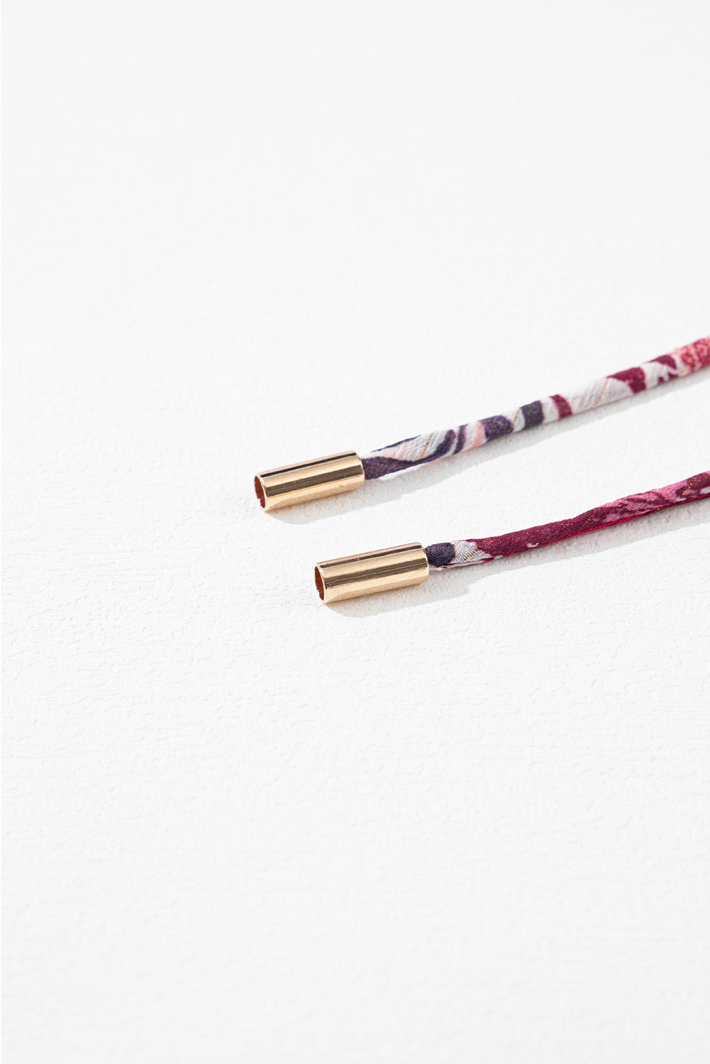 Chemisier blanc à volants et manches courtes, col en V et fleurs