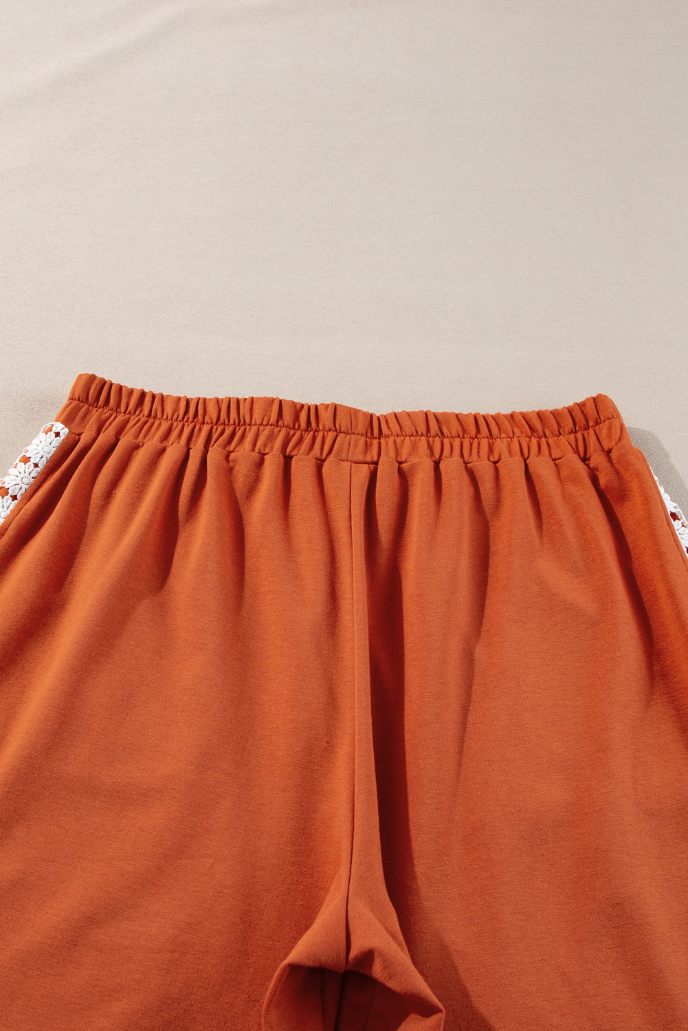 Pantalon large à cordon de serrage et patch floral au crochet Gold Flame grande taille