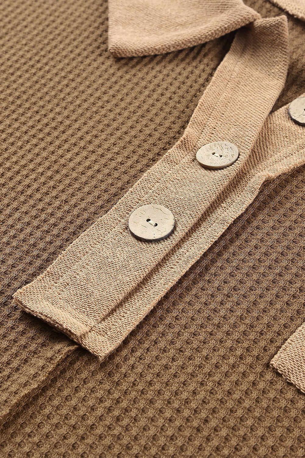 Top de manga larga con botones de punto tipo gofre marrón 