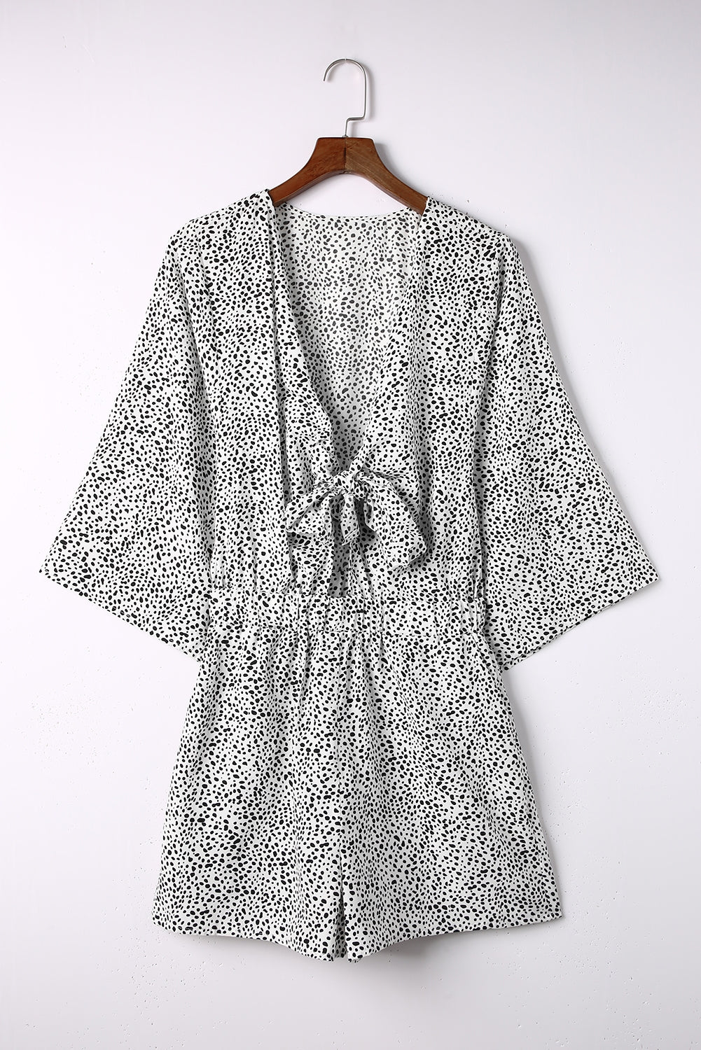 Blusa de guepardo con cuello con volantes y mangas 3/4 de color caqui 