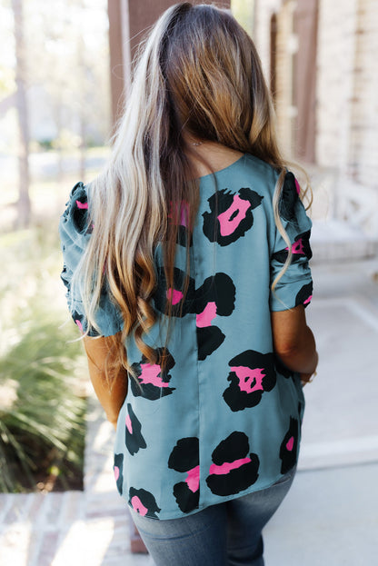 Blusa con estampado de leopardo de manga corta fruncida de color caqui