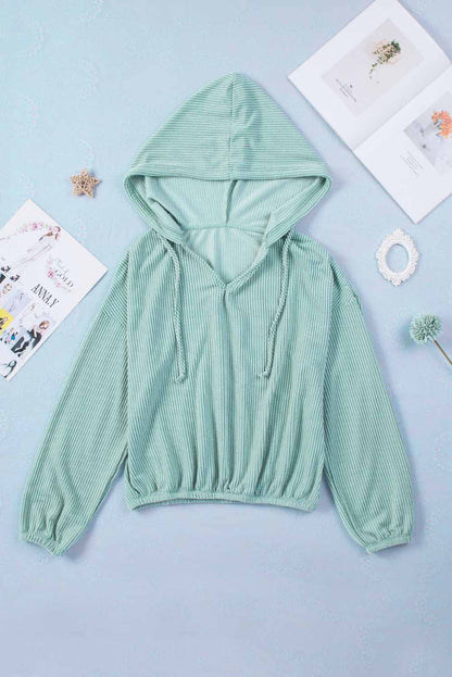 Sudadera con capucha holgada y cuello en V de canalé