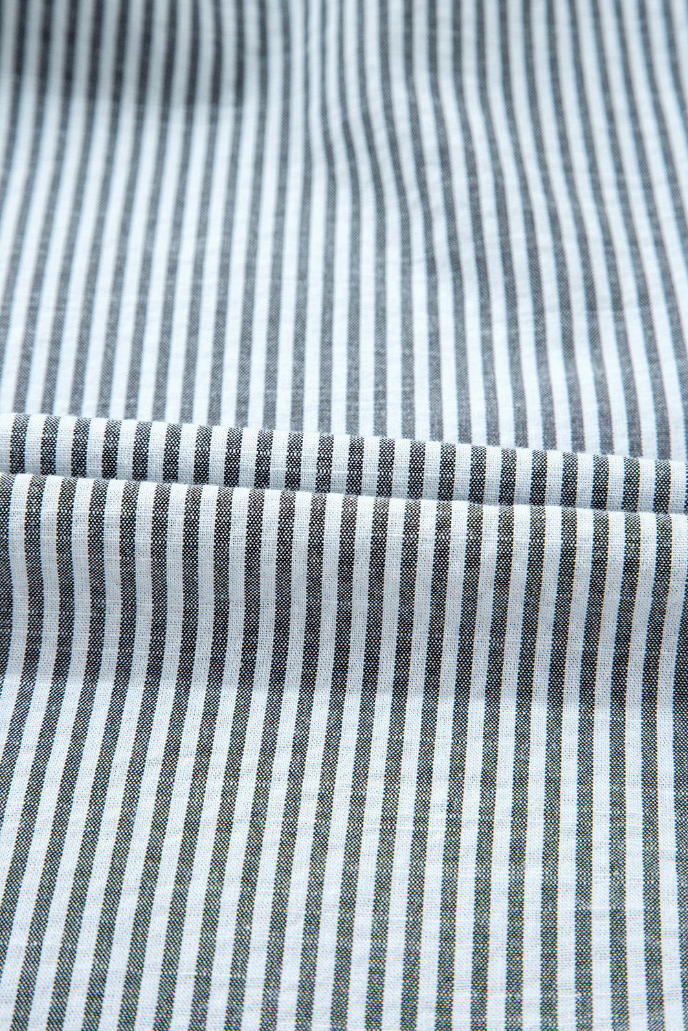 Robe courte noire à rayures et à fleurs, col en V, manches longues