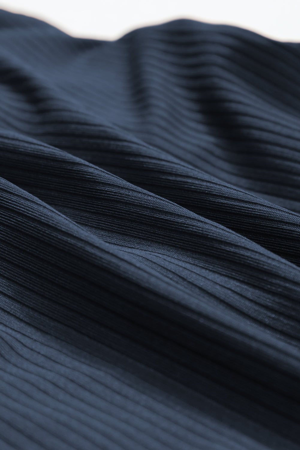 Maillot de bain une pièce bleu marine côtelé avec cordon de serrage et découpes sur les côtés