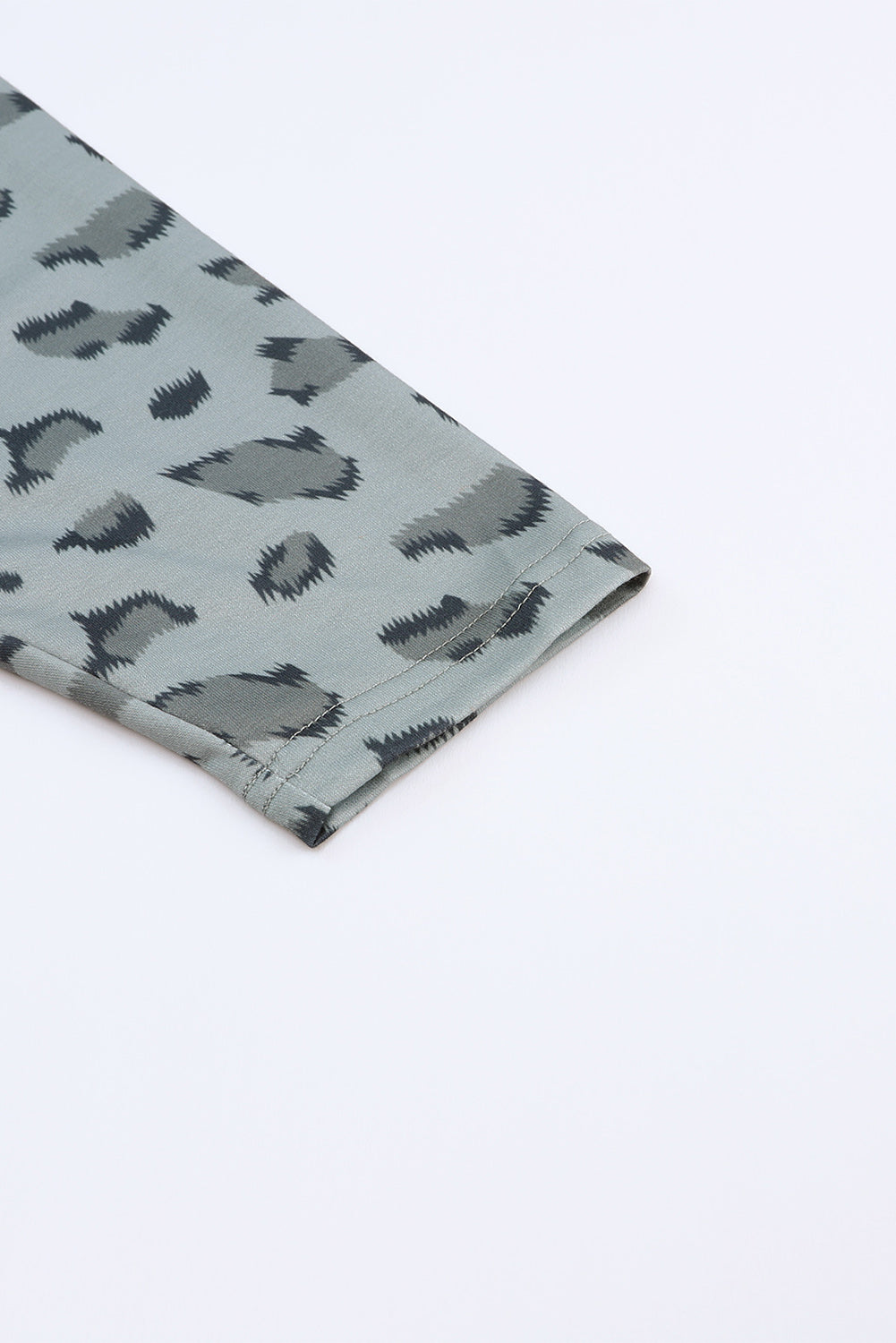 Top holgado de manga larga con costuras y estampado animal marrón