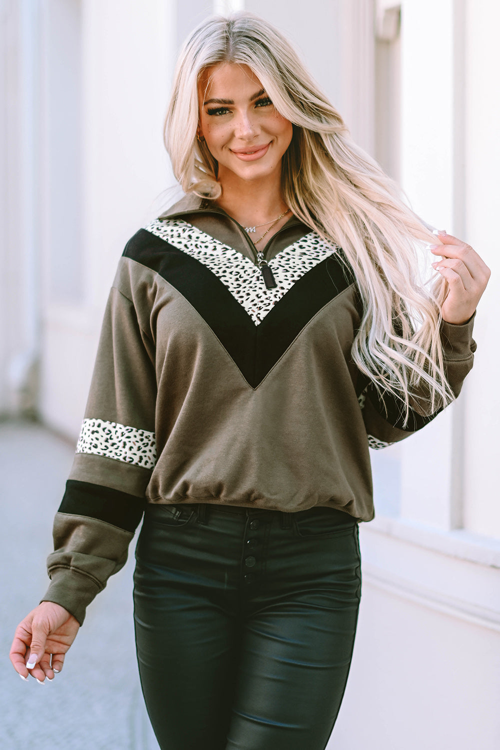 Sweat-shirt zippé à imprimé léopard vert contrasté