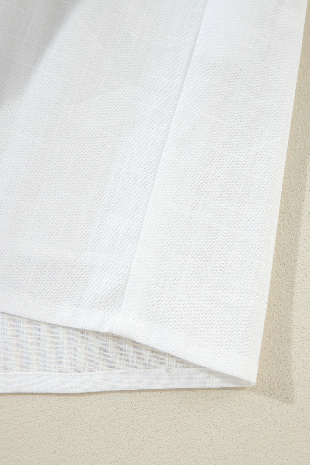 Chemise élégante à manches froncées et broderie florale blanche