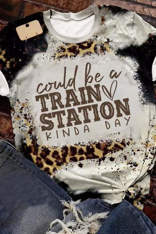 Camiseta con estampado de leopardo y gráfico TRAIN STATION