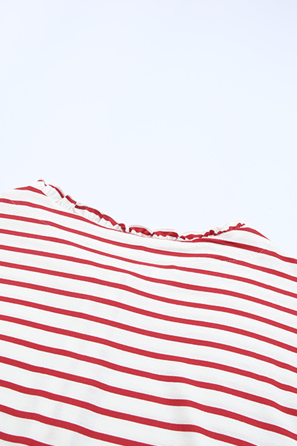 Haut à manches longues boutonné à volants et imprimé rayé