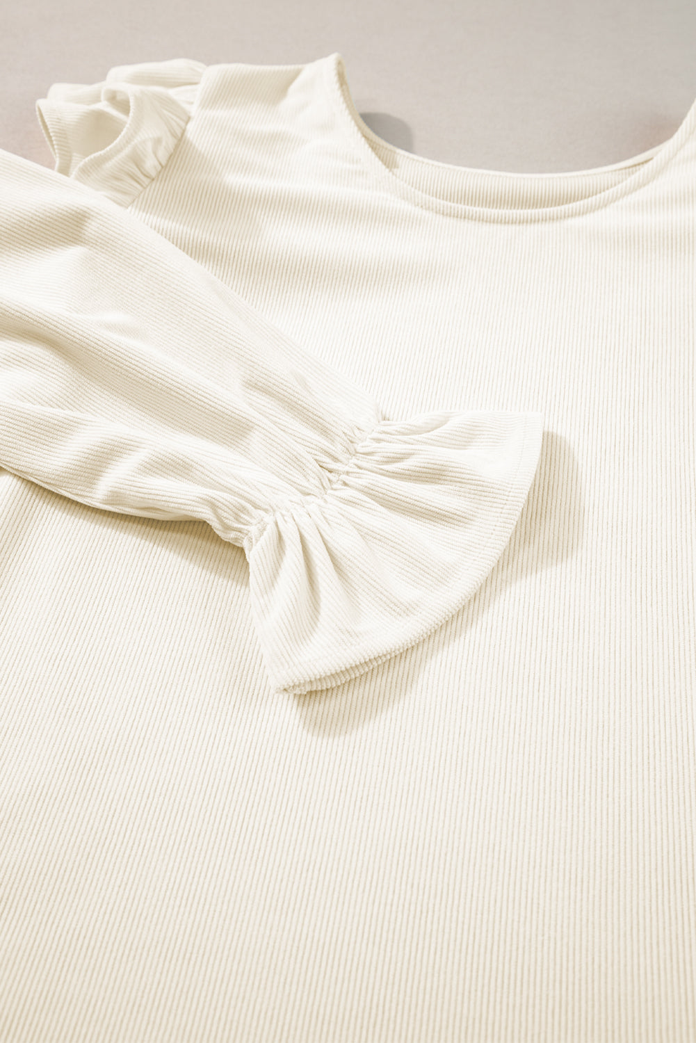 Chemisier beige en velours côtelé à volants et manches volantées