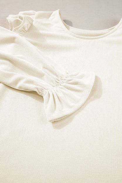 Chemisier beige en velours côtelé à volants et manches volantées