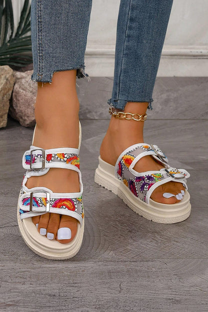 Chaussons blancs à semelle épaisse et boucle découpée au crochet