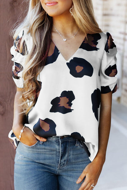 Blusa con estampado de leopardo de manga corta fruncida de color caqui