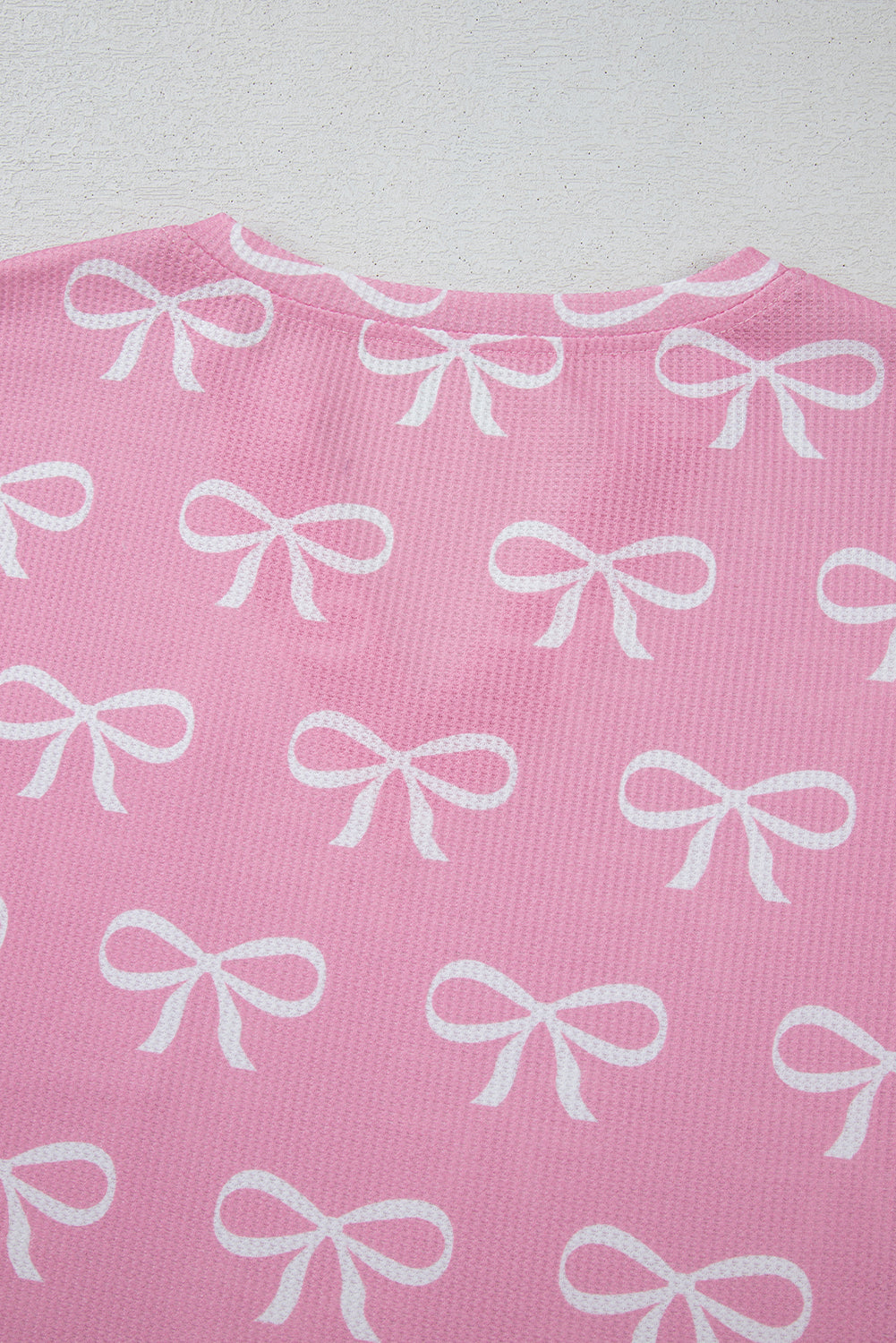 Ensemble t-shirt col V et short en tricot gaufré rose imprimé nœud papillon