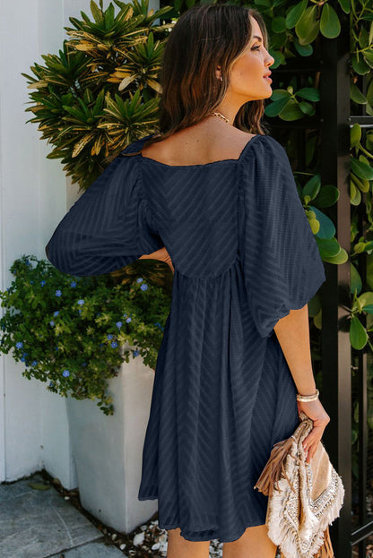 Mini-robe babydoll à col carré et manches bouffantes