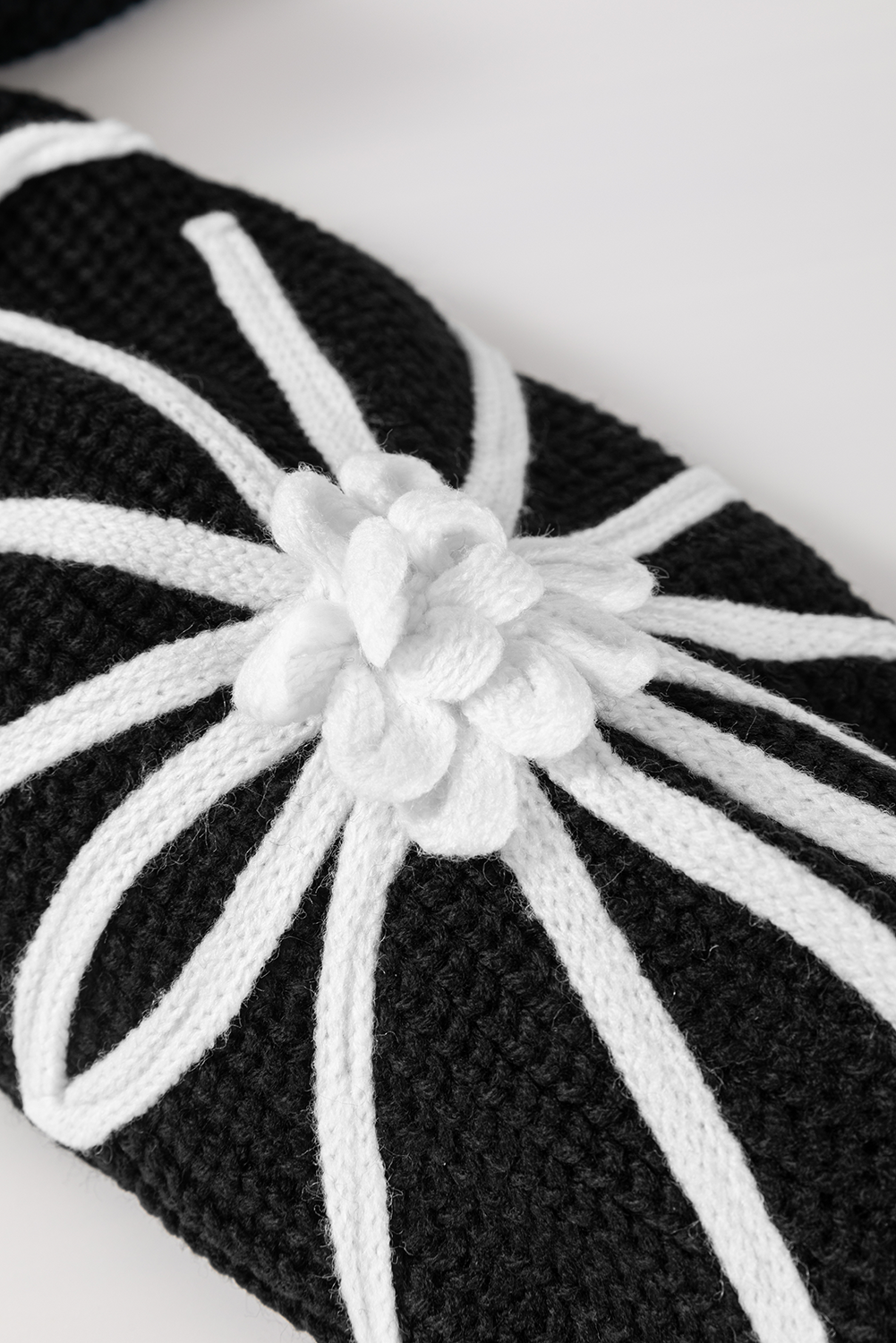 Cardigan ouvert sur le devant à épaules tombantes et broderies de fleurs noires