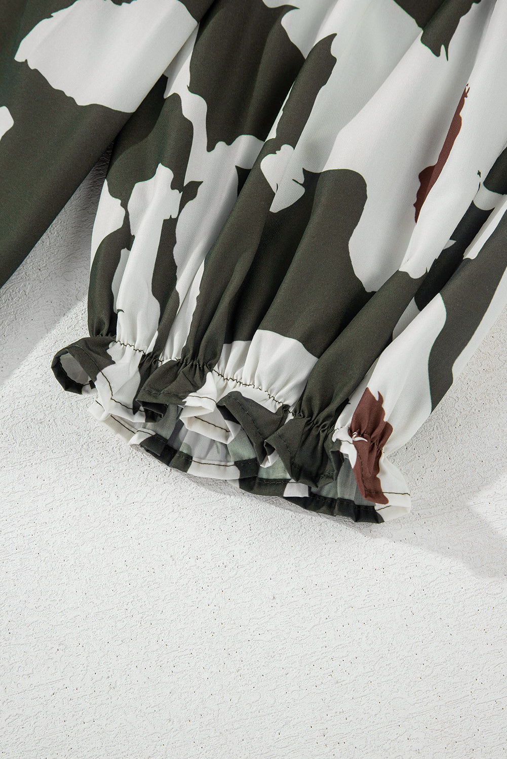 Chemisier à manches bouffantes et demi-bouton à imprimé floral abstrait trèfle à quatre feuilles