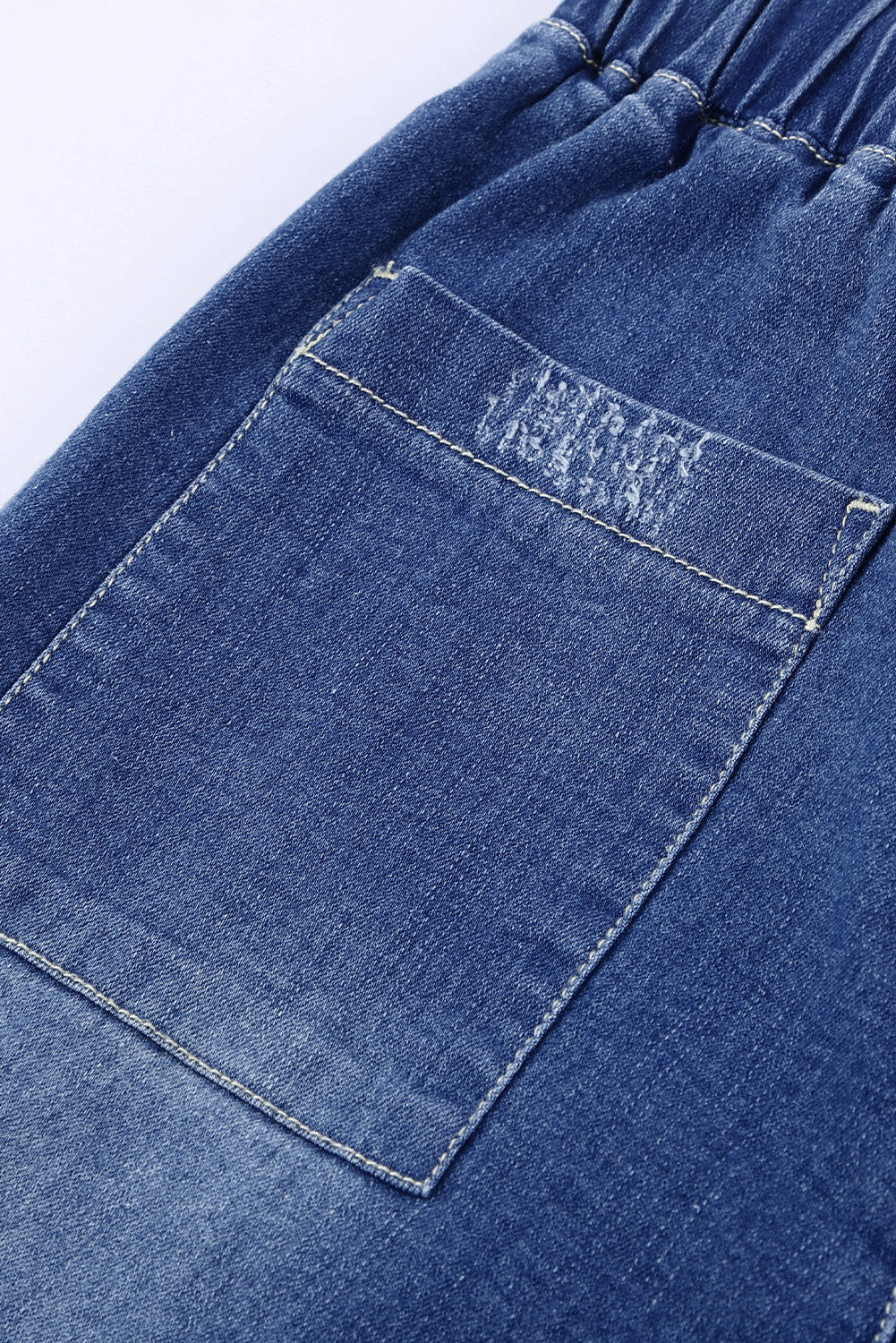 Joggers de mezclilla desgastados con bolsillos