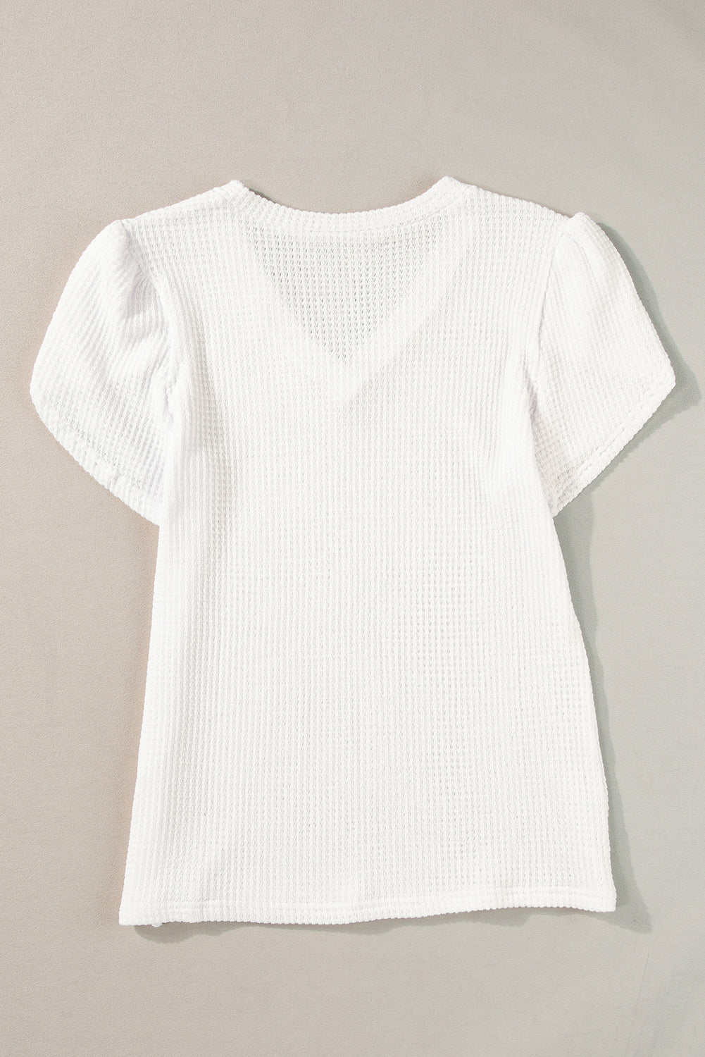 T-shirt blanc en tricot gaufré à col en V et manches pétales
