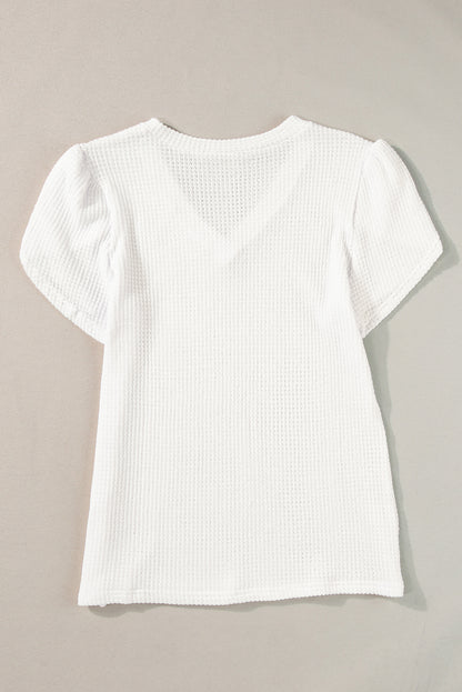 T-shirt blanc en tricot gaufré à col en V et manches pétales