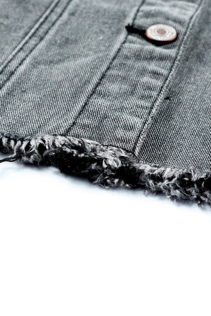 Chaqueta vaquera con dobladillo deshilachado y estampado azteca multicolor