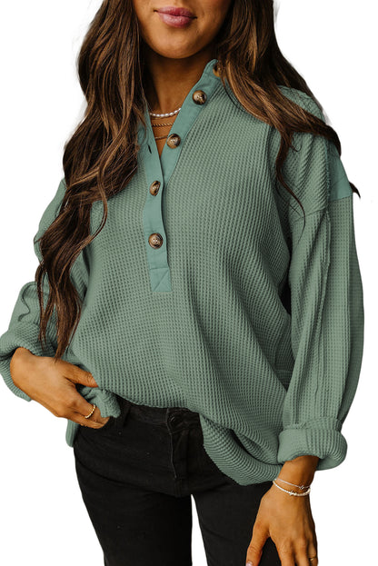 Haut ample à manches longues et col gaufré vert fumé à demi-boutons