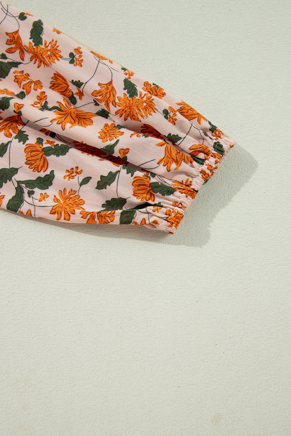 Robe babydoll beige à fleurs, décolleté en V profond, buste froncé, manches bouffantes