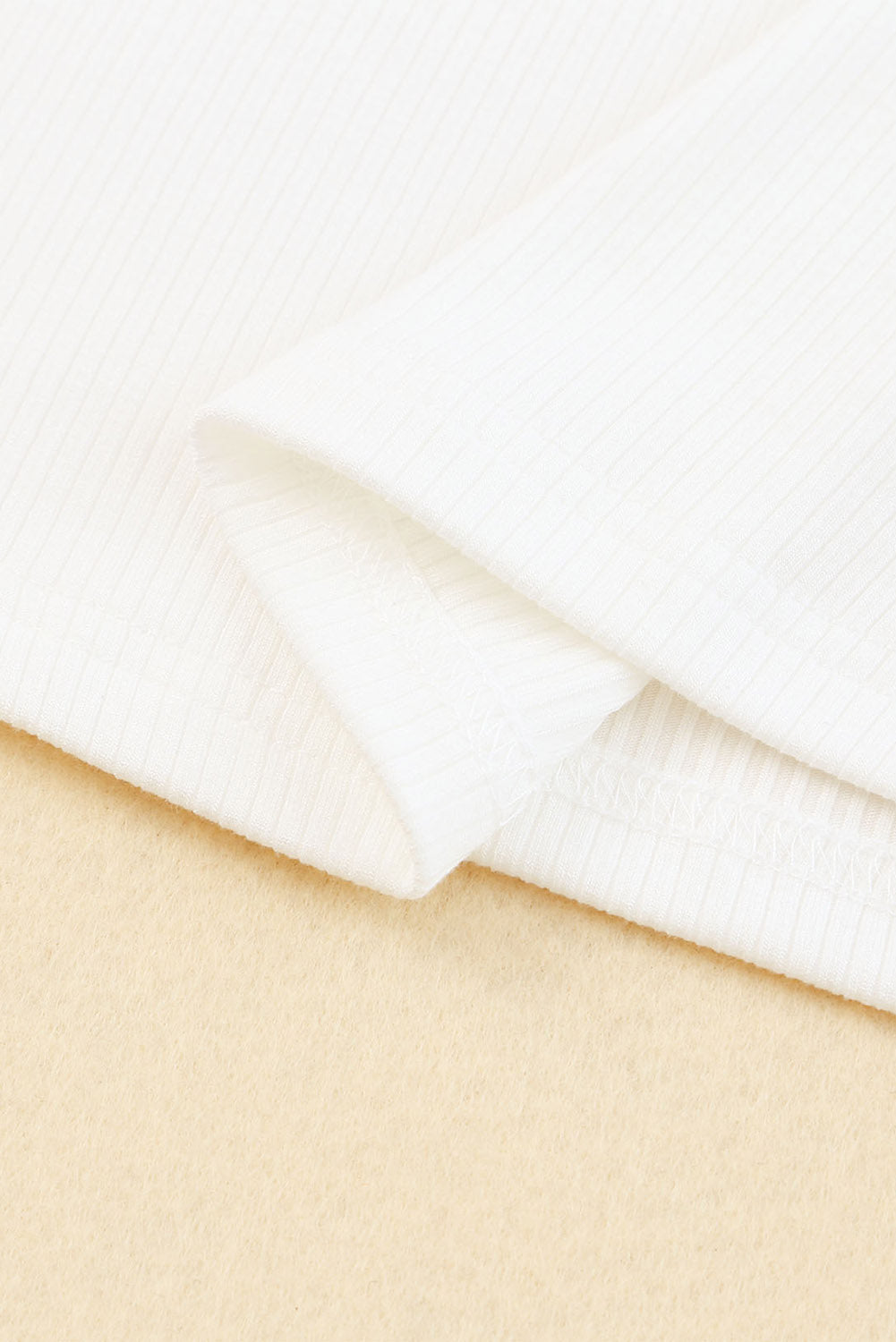 Haut en maille côtelée à volants et manches en maille à pois