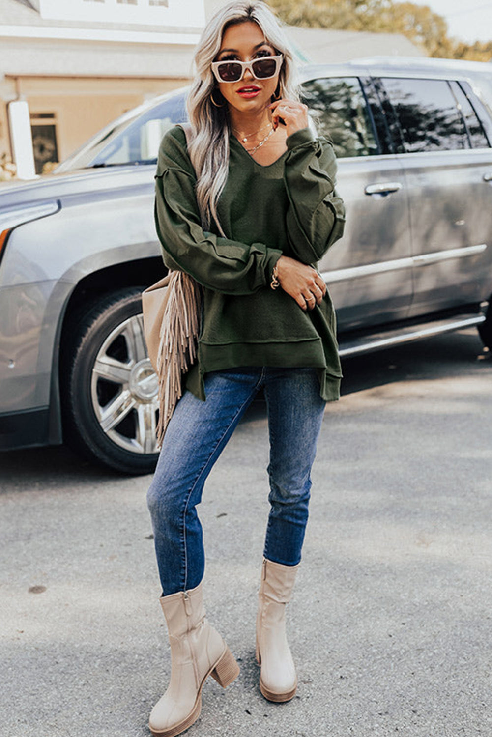 Haut vert à manches longues et col fendu avec coutures apparentes 