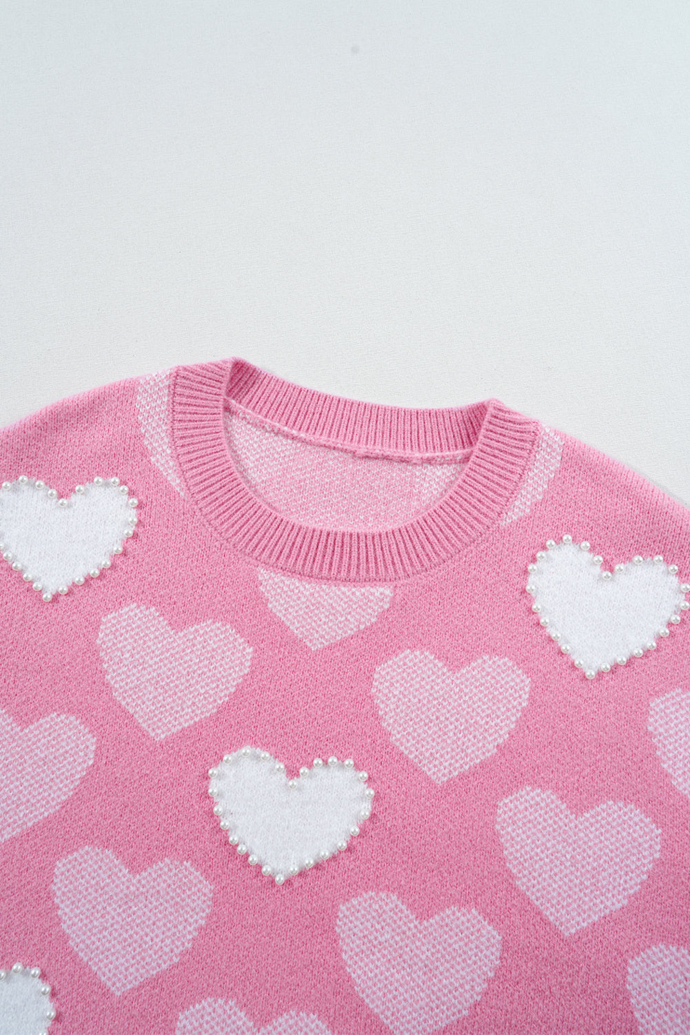 Pull ras du cou rose à imprimé cœur perlé pour la Saint-Valentin